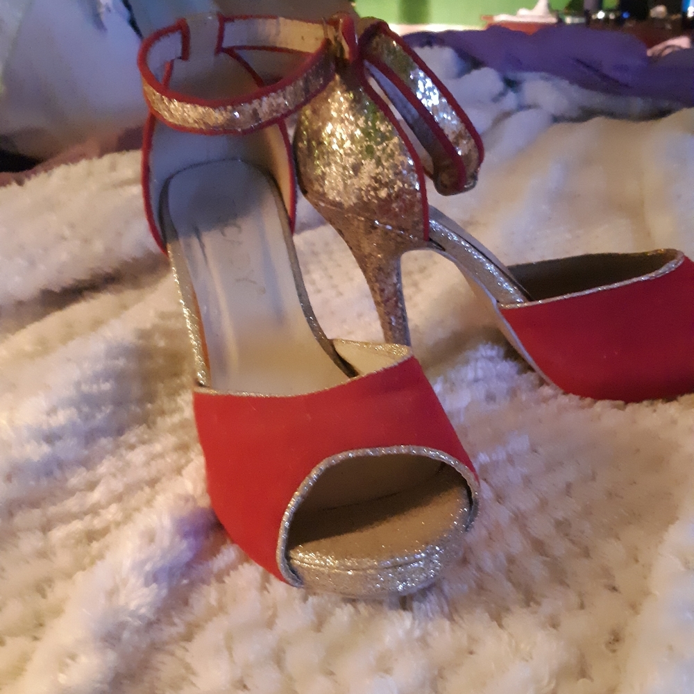 Very cute pair of red & gold sparkly shoes!